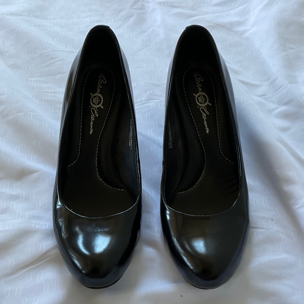 Born Crown black glossy pump